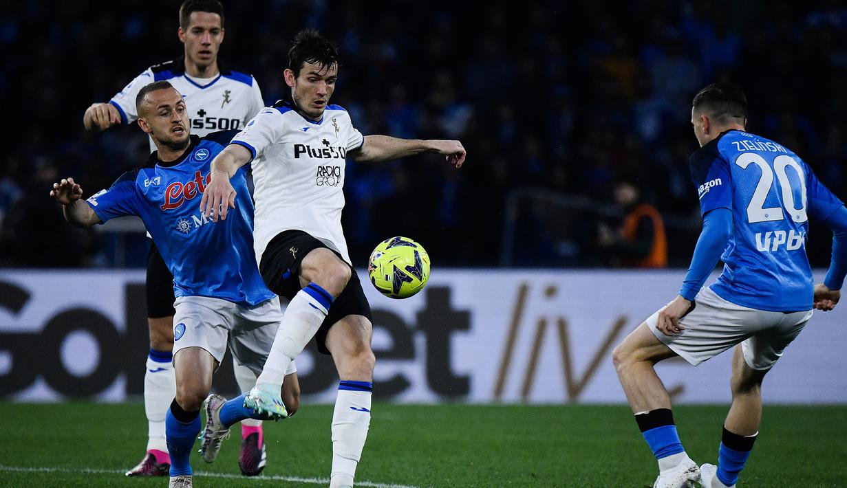 Gelandang Napoli, Stanislav Lobotka (kiri) berebut bola dengan gelandang Atalanta, Marten de Roon pada laga pekan ke-26 Liga Italia 2022/2023 di Diego Armando Maradona Stadium, Naples, Minggu (12/3/2023) dini hari WIB. (AFP/Filippo Monteforte)