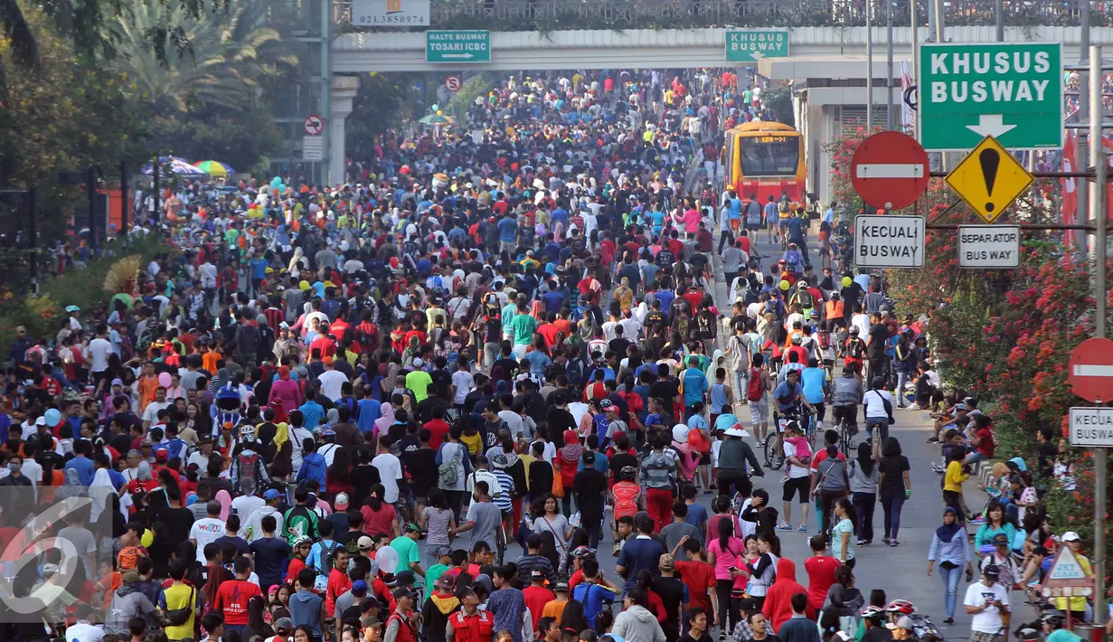 Sejumlah peserta parade membanjiri Bundaran Hotel Indonesia, Jakarta, Minggu, (6/9/2015). Parade tersebut dalam rangka memperingati Hari Pelanggan Nasional yang diperingati setiap 4 September. (Liputan6.com/Helmi Afandi) 