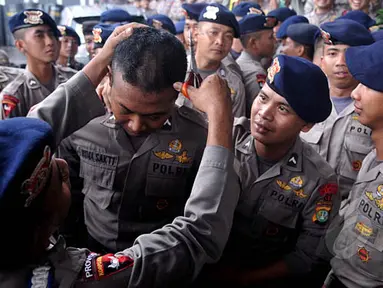 Gugatan praperadilan Komjen Pol Budi Gunawan diterima oleh hakim Sarpin Rizaldi di Pengadilan Negeri Jakarta Selatan, Senin (16/2/2015). Terlihat petugas polisi menggunting sebagian rambutnya sebagai wujud syukur. (Liputan6.com/Johan Tallo)