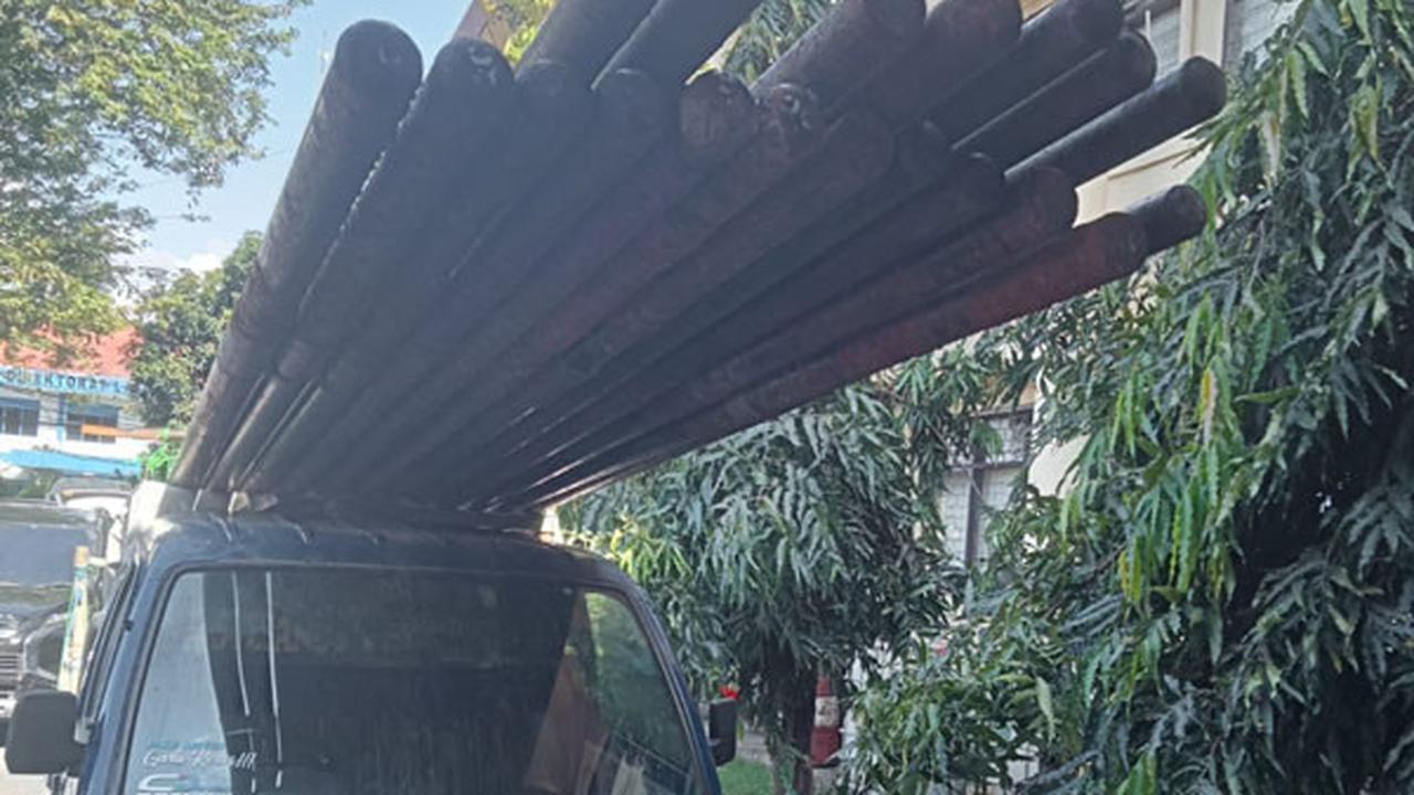 Barang bukti berupa 20 tiang fiber optic yang diamankan aparat Polda Sulut.