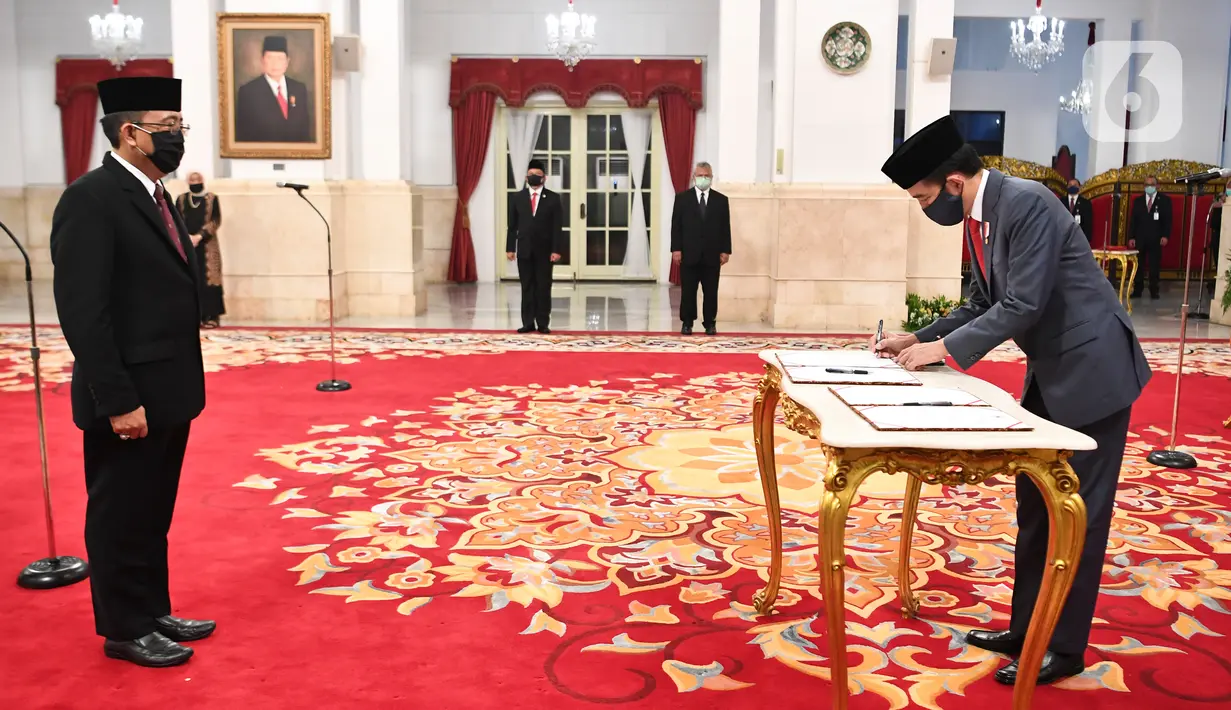 Presiden Joko Widodo menandatangani dokumen usai melantik Komisioner KPU I Dewa Kade Wiarsa Raka Sandi  di Istana Negara, Jakarta, Rabu (15/4/2020). (Antarafoto/Hafidz Mubarak/Pool)