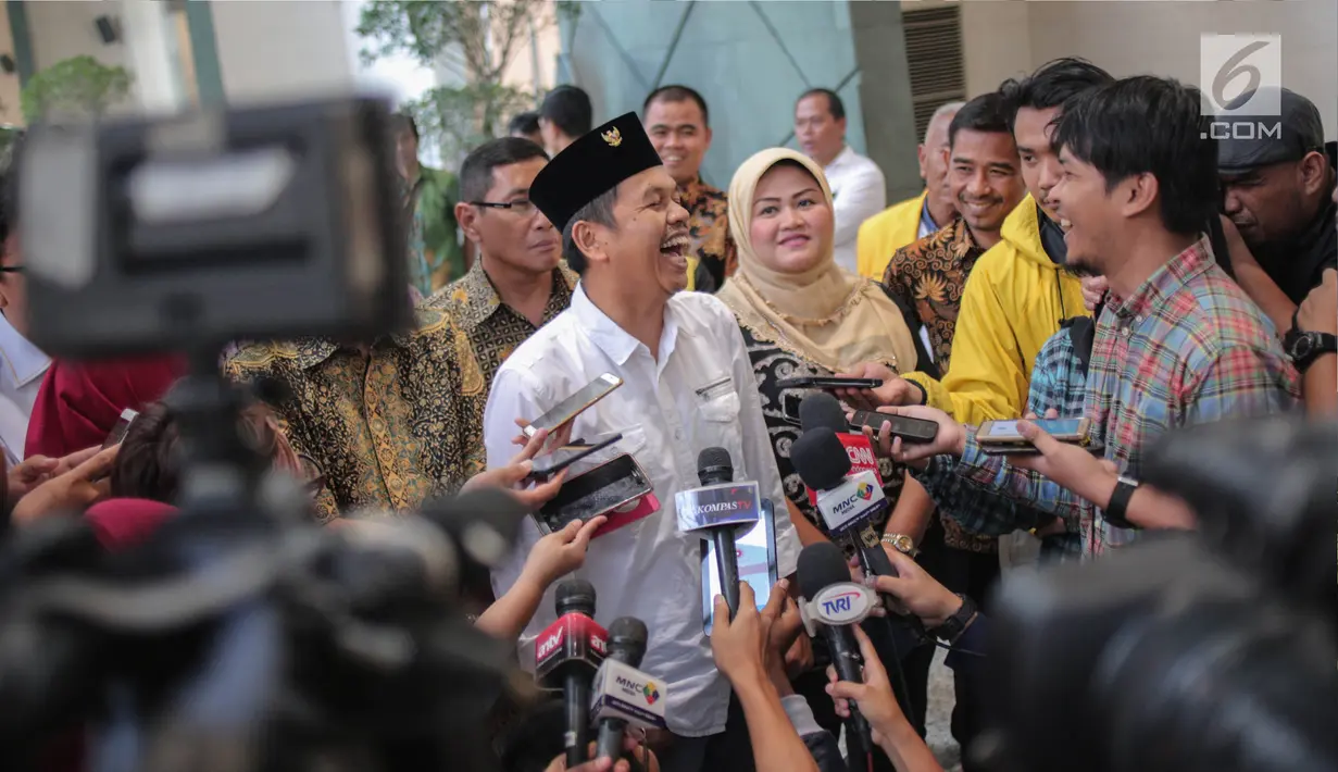 Ketua DPD Partai Golkar Jawa Barat Dedi Mulyadi menjawab pertanyaan awak media di lobi Bakrie Tower Kuningan, Jakarta, Jumat (29/9). Dedi mengaku pertemuan dengan Aburizal Bakrie guna menyampaikan kondisi terkini Partai Golkar (Liputan6.com/Faizal Fanani)
