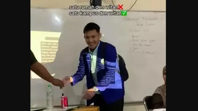 Witan Sulaeman Masuk Kuliah Lagi dan Satu Kelas dengan Istri, Sepatunya Jadi Sorotan.