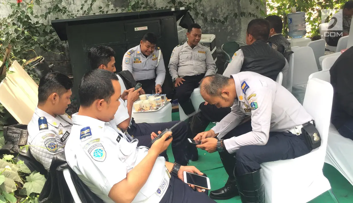 Sejumlah petugas Dinas Perhubungan bersiaga di rumah Gubernur terpilih DKI, Anies Baswedan di Lebak Bulus, Jakarta, Senin (16/10). Hari ini, Anies dan Wagub terpilih DKI Sandiaga Uno akan dilantik Presiden di Istana Negara (Liputan6.com/Immanuel Antonius)