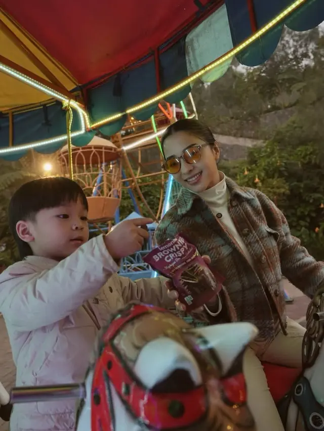 Nikita Willy Liburan di Bromo dengan seru bersama anaknya. [@nikitawillyofficial94]