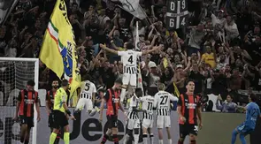 Bek asal Italia yang bermain untuk Juventus, Federico Gatti (nomor punggung 4), merayakan gol pertama timnya dalam pertandingan Serie A Italia antara Juventus dan AC Milan di Allianz Stadium, Turin, pada 7 September 2026. (Isabella BONOTTO/AFP)