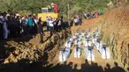 Pemakaman massal korban banjir bandang di Sentani, Kabupaten Jayapura, Papua, Rabu (27/3). Sebanyak 20 jenazah korban banjir bandang Sentani dimakamkan secara massal lantaran belum berhasil teridentifikasi.  (NETHY DHARMA SOMBA/AFP)