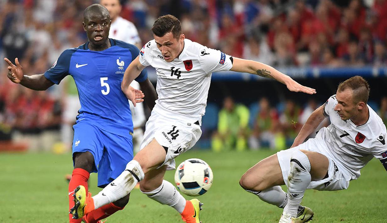 Kini pasca membawa Leicester juara Liga Premier Inggris dan mampu menembus skuat Prancis untuk Piala Eropa, N'Golo Kante memiliki tantangan baru. Dirinya harus mampu tetap bersinar tampil bersama klub besar, Chelsea. (AFP/Bertrand Langlois) 