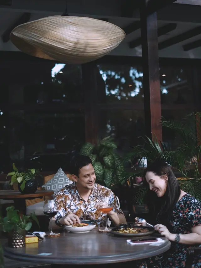 5 Potret Lucky Perdana dan Lidi Brugman Pakai Busana Senada, Romantis