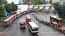 Angkutan Metromini menunggu penumpang di Terminal Blok M, Jakarta, Jumat (12/4). Kepala Bidang Angkutan Darat (BAD) Dinas Perhubungan DKI Jakarta Masdes Aerofi mengatakan setidaknya pada 2019 ini ada 312 bus sedang yang akan bekerja sama dengan Jak Lingko. (Liputan6.com/Immanuel Antonius)