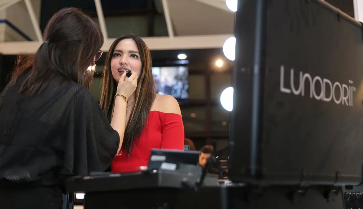 Demi membantu tugasnya menjaga ketiga buah hatinya, Nia juga mengajak susternya. Menurutnya, putri pertamanya, Mikhayla Zalindra Bakrie sudah dua kali mengunjungi eropa. Sedangkan dua anaknya, baru pertamanya. (Adrian Putra/Bintang.com)