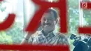 Pengacara dan juga Politisi Partai Golkar Rudi Alfonso tersenyum saat menerima telepon di Gedung KPK, Jakarta, Jumat (21/6/2019). Rudi Alfonso diperiksa sebagai saksi untuk tersangka Markus Nari terkait kasus korupsi pengadaan e-KTP berbasis NIK Secara Nasional. (merdeka.com/Dwi Narwoko)