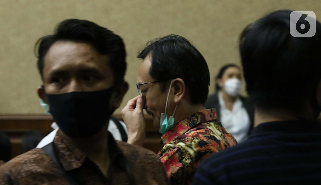 Terdakwa kasus dugaan korupsi di PT Asuransi Jiwasraya dari kalangan pengusaha, Benny Tjokrosaputro bersiap menjalani sidang lanjutan di Pengadilan Tipikor Jakarta, Senin (6/7/2020). Sidang mendengar keterangan saksi. (Liputan6.com/Helmi Fithriansyah)