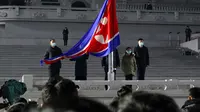Upacara pengibaran bendera nasional pada pertunjukan Tahun Baru di Kim Il-sung Square, Pyongyang, Korea Utara, Sabtu (1/1/2022). Ratusan orang di Pyongyang berkumpul dengan mengenakan masker untuk menyaksikan pertunjukan kembang api menyambut Tahun Baru 2022. (AP Photo/Cha Song Ho)