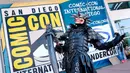 Salah satu daya tarik bagi banyak peserta Comic Expo adalah banyaknya merchandise yang tersedia untuk dibeli di lantai pertunjukan. (AP Photo/Chris Pizzello)