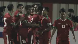 Pemain Timnas Indonesia, merayakan gol yang dicetak oleh Septian David Maulana ke gawang Thailand pada laga persahabatan di Stadion PTIK, Jakarta, Kamis, (31/5/2018). Indonesia takluk 1-2 dari Thailand. (Bola.com/M Iqbal Ichsan)