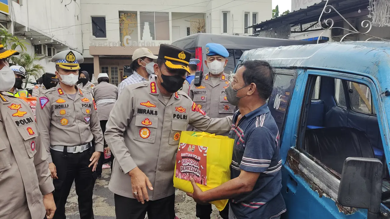 Kapolres Metro Depok memberikan paket sembako kepada pengemudi angkot di Depok