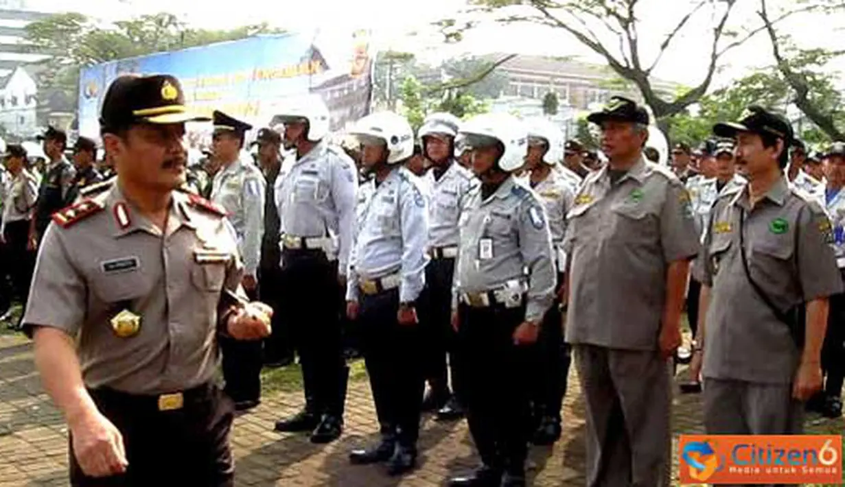 Citizen6, Bandung: Radio antar penduduk Indonesia (RAPI), daerah 10 Jawa Barat, turut berpartisipasi pada pengamanan hari buruh sedunia di Lapangan Gasibu Bandung, Sabtu (30/4). (Pengirim: Sonni Hadi)