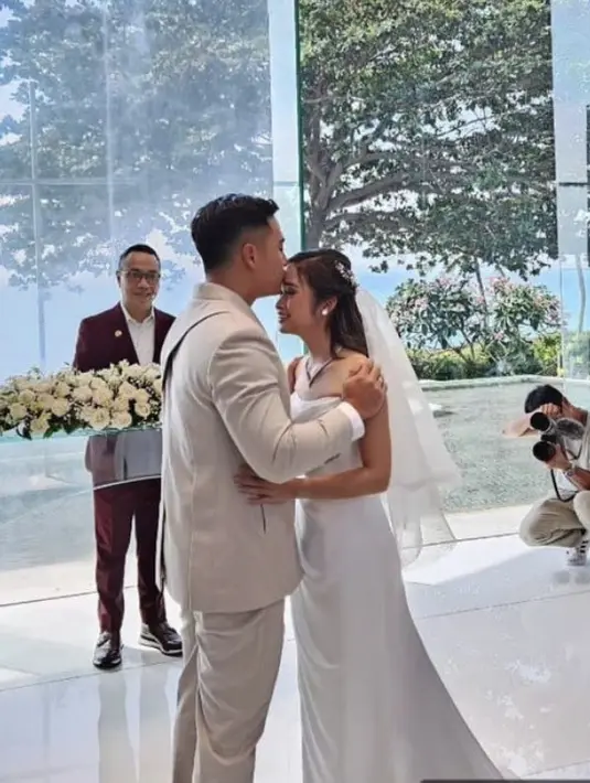 <p>Gritte Agatha dan Arif Hidayat resmi menikah dan menggelar pernikahan intimate di Ayana Resort Bali, Sabtu (26/8). [@ariantofuriady]</p>