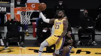 Pebasket LA Lakers LeBron James (kiri) berupaya memasukkan bola dalam pertandingan NBA melawan Golden State Warriors di Staples Center,  Los Angeles, California, Amerika Serikat, Senin (18/1/2020). (AP Photo/Jae C. Hong)