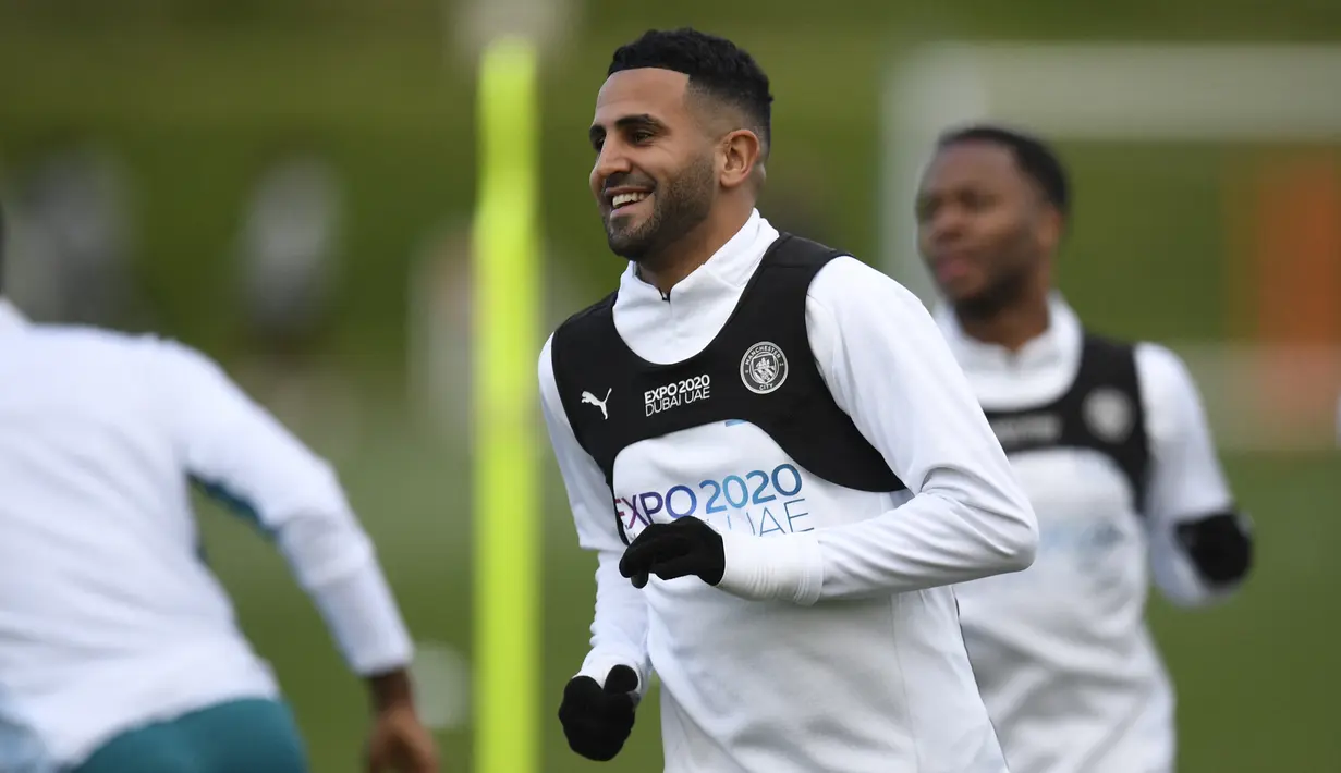 <p>Gelandang Manchester City, Riyad Mahrez melakukan pemanasan saat mengambil bagian dalam sesi latihan di tempat latihan Manchester City di Manchester, barat laut Inggris, pada 25 April 2022. Manchester City akan bertanding melawan Real Madrid pada leg pertama semifinal Liga Champions. (AFP/Oli Scarff)</p>