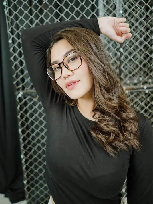 Meski simpel mengenakan crop hitam lengan panjang dan makeup natural, gaya remaja kelahiran 2002 ini nerd dengan kacamata coklat. (Liputan6.com/IG/@aaliyah.massaid)
