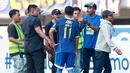 Sejumlah suporter berbincang dengan pemain Persib Bandung, Dedi Kusnandar, saat melawan Persik Kediri pada laga BRI Liga 1 2022/2023 di Stadion Pakansari, Bogor, Rabu (8/3/2023). (Bola.com/M Iqbal Ichsan)