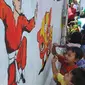 Anak-anak melukis mural pada dinding areal gang sempit saat kegiatan kick off Kampung Mural di Pulo Gelis, Bogor, Minggu (18/3). Kegiatan ini untuk menjadikan Kampung Pulo Geulis sebagai salah satu tujuan wisata baru di Bogor. (Merdeka.com/Arie Basuki)