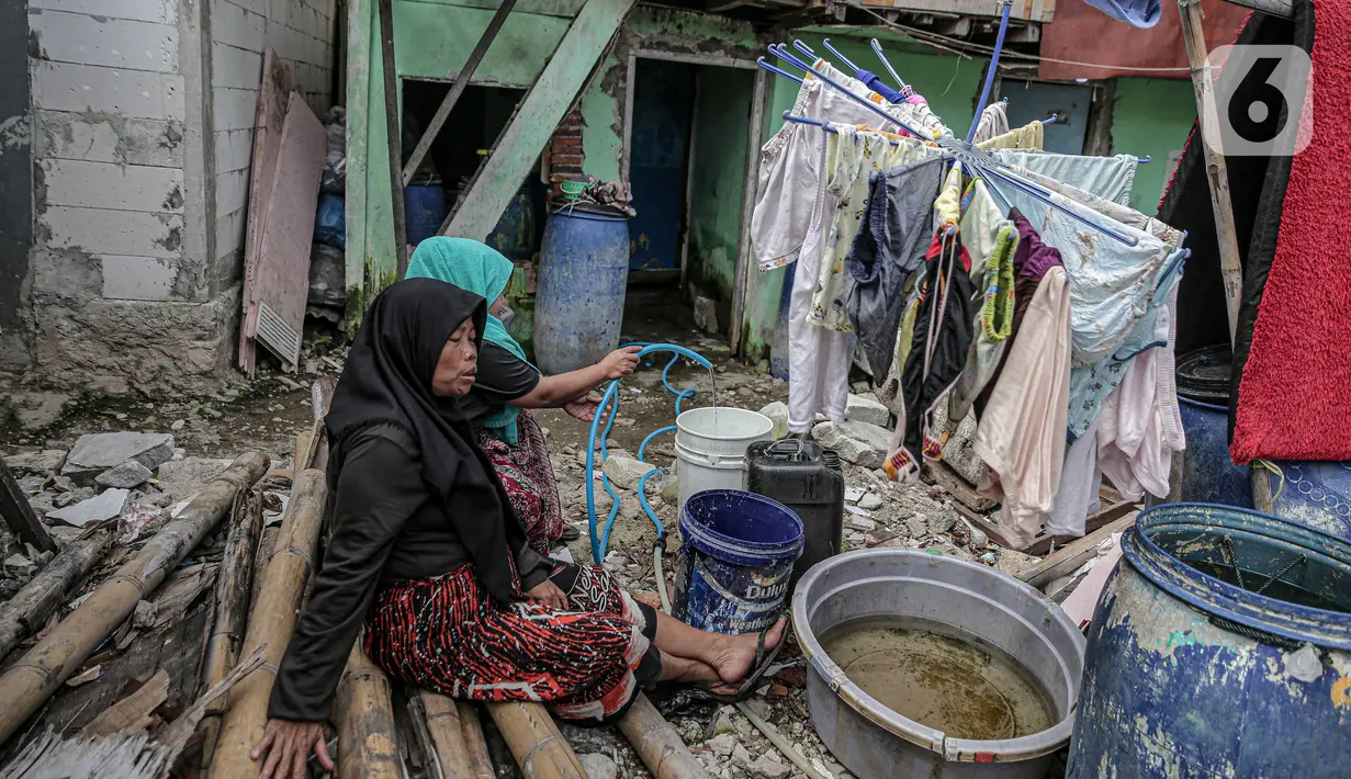 Warga mengumpulkan air menggunakan ember di kawasan Muara Angke, Jakarta, Sabtu (26/2/2022).  Warga Muara Angke mengaku harus membeli air untuk kebutuhan sehari-hari dengan harga Rp2.500,- per jeriken. diantaranya tinggal di Blok Limbah, Blok Eceng, dan Blok Empang. (Liputan6.com/Faizal Fanani)