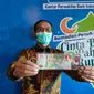 Kepala Bank Indonesia Perwakilan Provinsi Sumsel Hari Widodo menunjukkan Uang Peringatan Kemerdekaan (UPK) Rp75.000 (Liputan6.com / Nefri Inge)