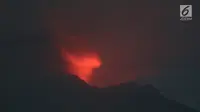 Sinar merah yang terlihat di puncak kawah Gunung Agung, di Karangasem, Bali, Minggu (26/11). Sinar merah yang memancar dari dalam kawah itu bersumber pada lava yang berada di dalam kawah. (Liputan6.com/Andi Jatmiko)