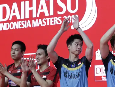 Pasangan Indonesia, Kevin Sanjaya/Marcus Gideon, melakukan selebrasi usai menjuarai Indonesia Masters 2019 dengan mengalahkan Mohammad Ahsan/Hendra Setiawan di Istora, Minggu (27/1). Kevin/Marcus menang 21-17, 21-11. (Bola.com/M Iqbal Ichsan)