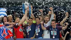 Pemain Paris Saint-Germain, Thiago Silva (tengah) memegang trofi seusai menjuarai Piala Prancis (Coupe de France) di Stade de France, Rabu (9/5). PSG menang 2-0 atas Tim divisi tiga, Les Herbiers pada final Piala Prancis. (AFP/FRANCK FIFE)