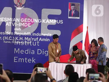 Ketua II Yayasan Indosiar Sutanto Hartono (kedua kanan), Ketua Satu Yayasan Indosiar Suryani Zaini (kedua kiri), dan Direktur Utama ATVI-IMDE Totok Amin Soefijanto menyaksikan penandatanganan prasasti peresmian gedung baru Akademi Televisi Indonesia (ATVI)-Institute Media Digital Emtek (IMDE) oleh Wakil Presiden RI Ma’ruf Amin di Jalan Damai 11, Duri Kepa, Kebon Jeruk, Jakarta Barat. (Liputan6.com/Helmi Fithriansyah)