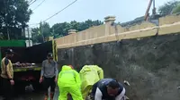 Tembok Pembatas TPU Jeruk Purut Roboh Imbas Hujan Deras, Akses Jalan Warga Tertutup
