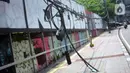 Instalasi kabel yang semrawut terlihat di Jalan Kyai Maja, Kebayoran Baru, Jakarta Selatan, Rabu (11/11/2020). Kurangnya penataan menjadi penyebab instalasi kabel di Ibu Kota kian semrawut sehingga mengganggu kenyamanan serta keselamatan warga. (Liputan6.com/Immanuel Antonius)