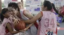 Para pebasket muda saat Kamp Penyisihan Kejuaraan Dunia Jr. NBA untuk wilayah Asia Pasifik di UPH Karawaci, Tangerang, Minggu (16/6). Nantinya akan dipilih 10 putra dan 10 putri untuk Kejuaraan Dunia. (Bola.com/Vitalis Yogi Trisna)