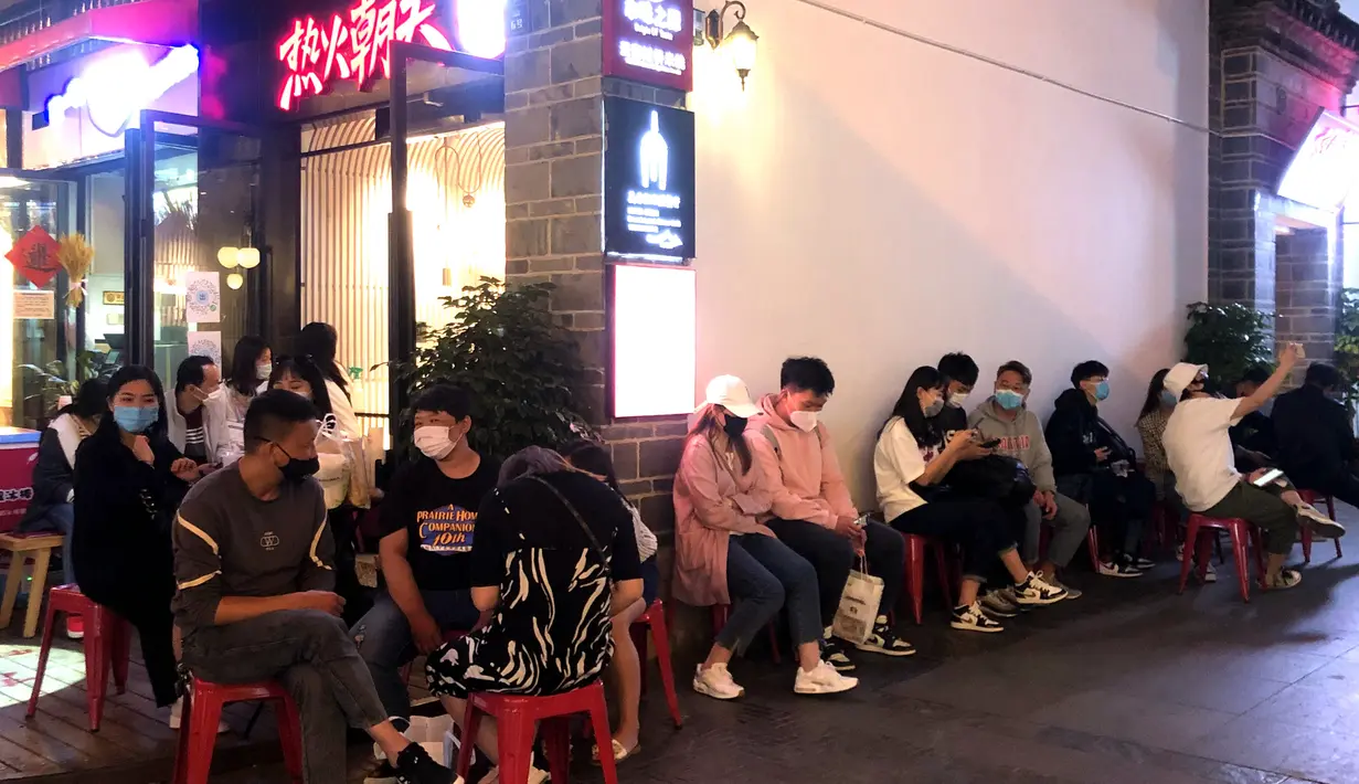 Pelanggan menunggu giliran masuk di sebuah restoran hot pot di Kunming, Provinsi Yunnan, China barat daya, pada 15 Maret 2020. Pemerintah Kota Kunming telah mengizinkan restoran-restoran untuk membuka kembali layanan makan di tempat di bawah upaya ketat pencegahan COVID-19. (Xinhua/Ding Yiquan)