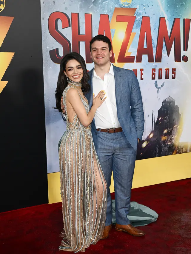 Kenakan Gaun Tipis, Rachel Zegler Tampil Memesona di Premiere Shazam: Fury of the Gods