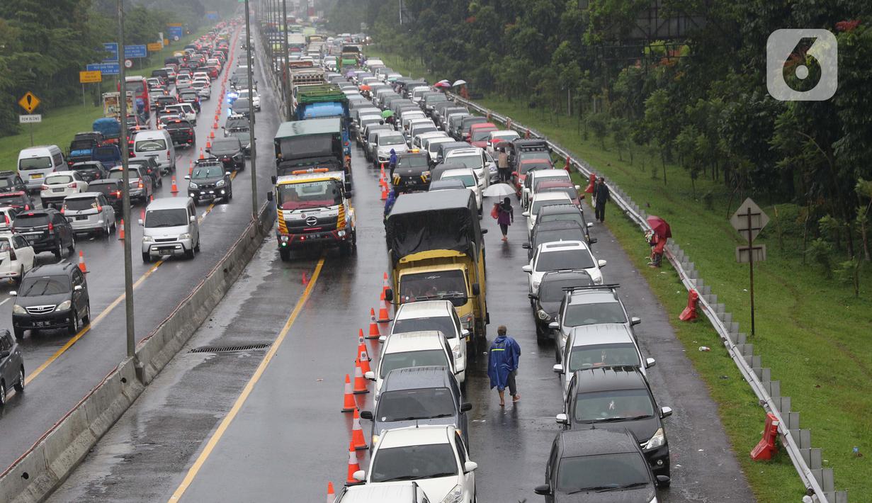 Sejumlah kendaraan berhenti di jalan tol Jagorawi menanti waktu buka tutup jalur menuju kawasan wisata puncak, Bogor, Jawa Barat, Sabtu (31/10/2020). Akhir pekan beriringan dengan libur panjang dimanfaatkan warga untuk mengunjungi lokasi-lokasi wiisata. (Liputan6.com/Helmi Fithriansyah)
