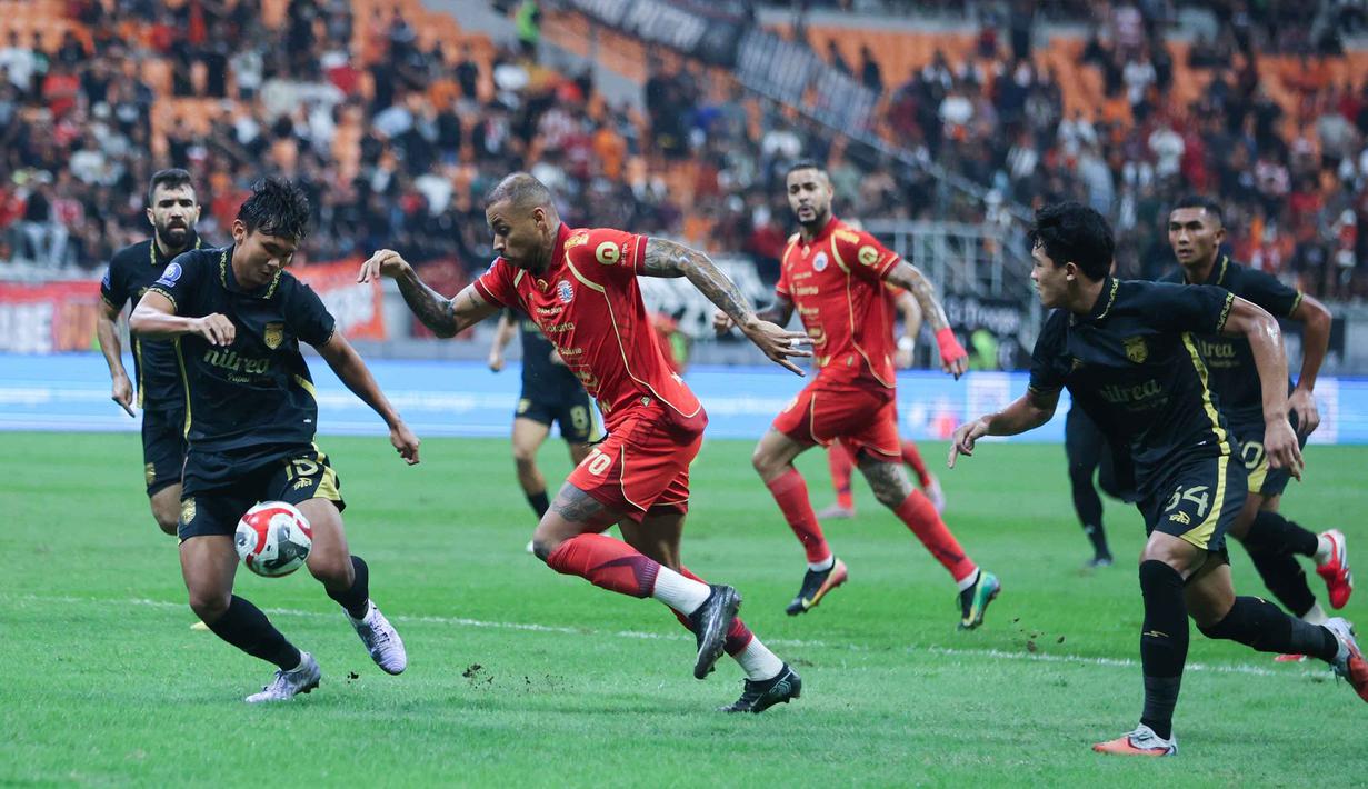 Serangan cepat Persija mengawali laga di babak kedua. Hasilnya, Persija unggul lebih dulu lewat gol Gustavo Almeida pada menit ke-47. Tampak dalam foto, Gustavo Almeida Dos Santos (Persija - tengah) mencoba melewati adangan pemain Borneo FC pada pertandingan pekan ke-24 BRI Super League 2025/2026 di Jakarta International Stadium, Selasa (3/3/2026) malam WIB. (Bola.com/M Iqbal Ichsan)