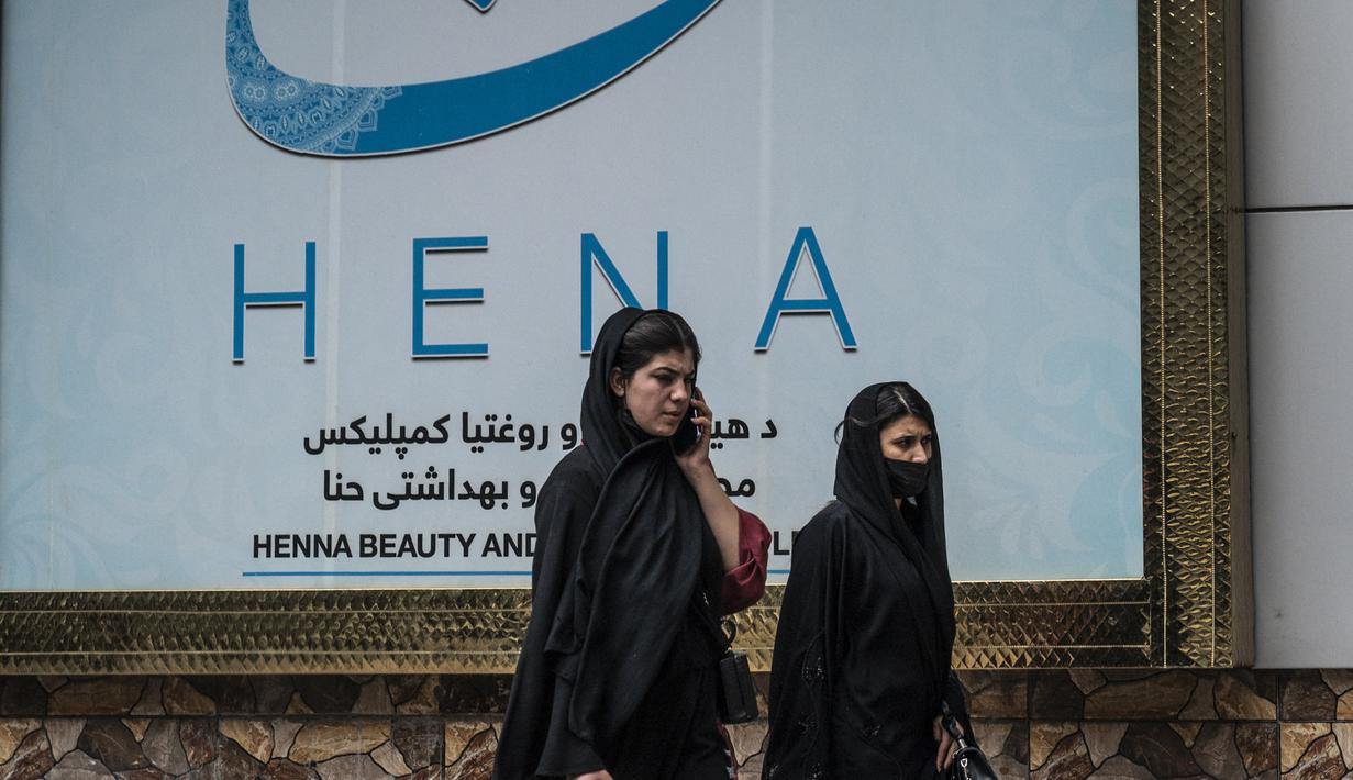 Dalam waktu satu bulan, semua bisnis tersebut harus ditutup, larangan terbaru dari rangkaian pembatasan yang menghalangi akses perempuan untuk bekerja dan ke ruang publik. (Photo by Wakil KOHSAR / AFP)