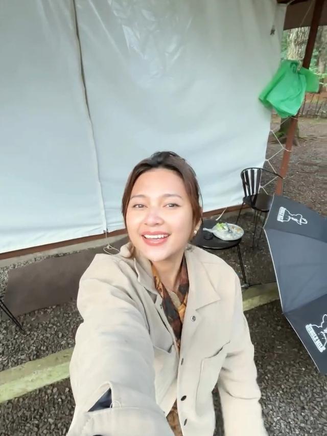 Potret Indah Permatasari dan Arie Kriting Healing di Hutan. (instagram/indahpermatas)