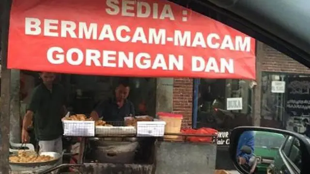 6 Spanduk Jualan Mendoan Ini Nyeleneh Banget, Curi Perhatian