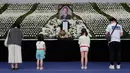 Seorang anggota keluarga memberikan penghormatan di altar peringatan untuk almarhum Wali Kota Seoul Park Won-soon di Seoul City Hall Plaza, Sabtu (11/7/2020). Kematian mendadak Wali Kota Seoul, yang dilaporkan terlibat dalam tuduhan pelecehan seksual, menjadi sorotan publik. (AP/Ahn Young-joon)