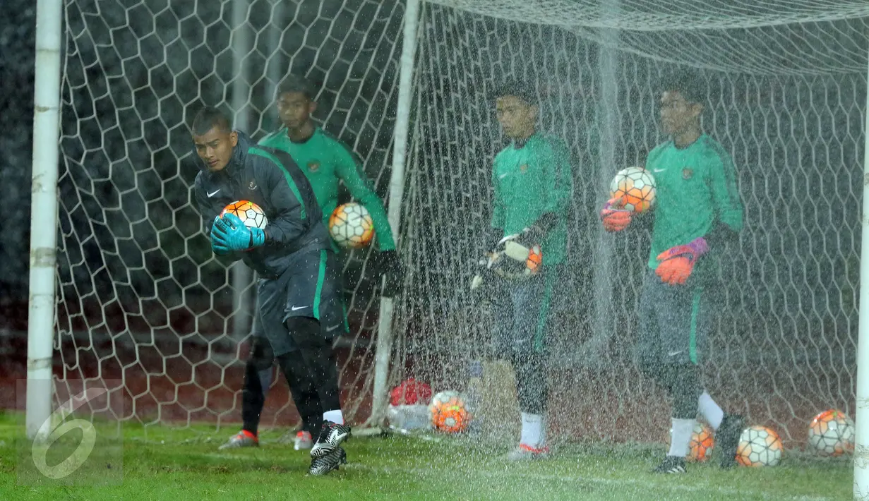Penjaga gawang Timnas Indonesia U-22 saat melakukan latihan uji lapangan di Stadion Patriot Candrabhaga, Bekasi, Selasa (4/4). Timnas Indonesia U-22 akan melawan Persija pada Rabu (5/4). Liputan6.com/Helmi Fithriansyah)