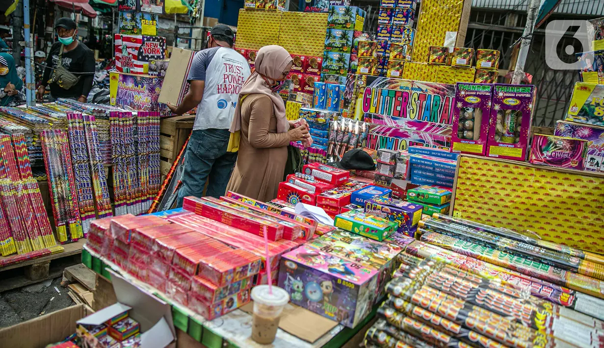 Sejumlah pembeli memilih kembang api di Pasar Asemka, Jakarta, Selasa (29/12/2020). Kembang api tersebut dijual mulai dari harga Rp 5.000 hingga Rp 3,5 juta tergantung jenis dan ukuran. (Liputan6.com/Faizal Fanani)