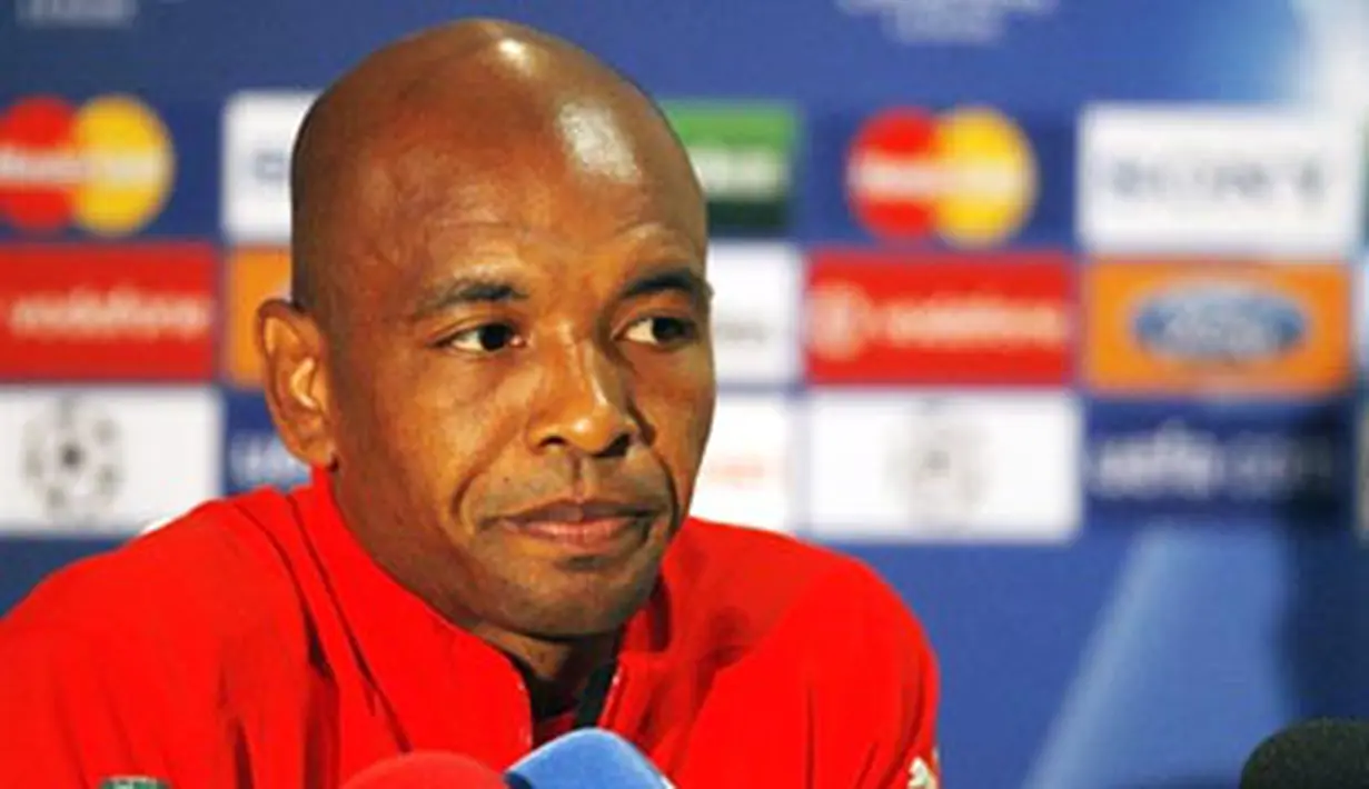Villarreal's Spanish midfielder Marcos Senna speaks during a press conference at Old Trafford stadium in Manchester on September 16, 2008. AFP PHOTO / PAUL ELLIS 