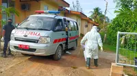 Petugas sedang melakukan disinfeksi di lokasi mobil ambulans yang alamu kecelakaan lalu lintas (Ist)