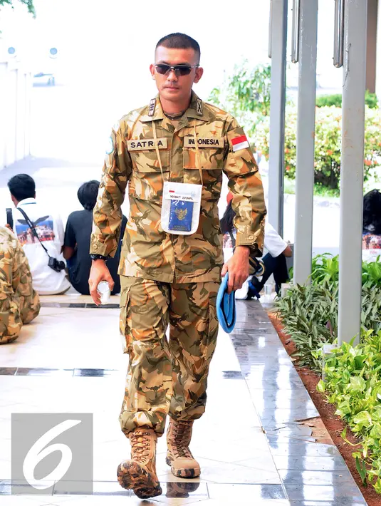 Rio Dewanto berjalan menuju lokasi pengambilan gambar “Garuda 23” di Bandara Halim Perdanakusuma, Jakarta, Jumat (29/7). Rio mendalami karakter sebagai Kapten Satria setelah berlatih di Yonif Para Raider 328 Kostrad. (Liputan6.com/Helmi Fithriasyah)